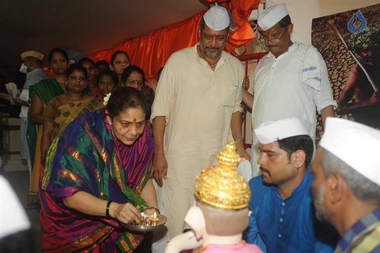 Bollywood Stars Celebrates Ganesh Festival 2015 - 3 / 63 photos