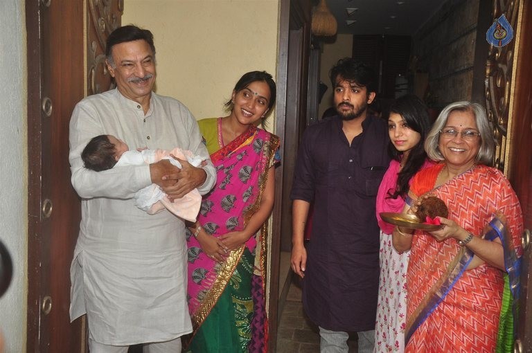 Bollywood Stars Celebrates Ganesh Festival 2015 - 21 / 63 photos