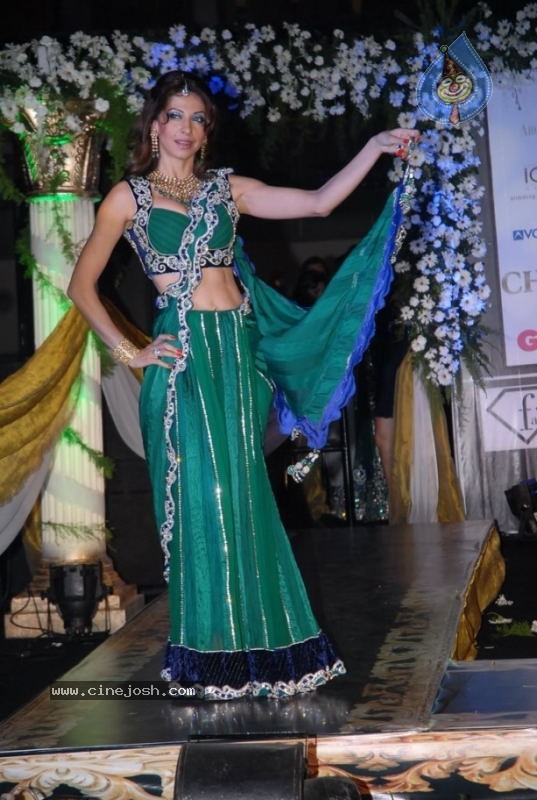 Bollywood Stars walk The Ramp For Archana Kochhar  - 20 / 49 photos