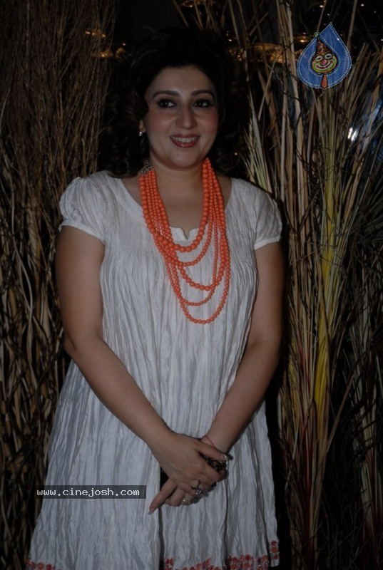 Bollywood Stars walk The Ramp For Archana Kochhar  - 23 / 49 photos