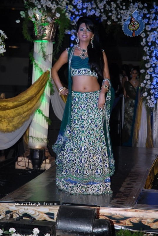 Bollywood Stars walk The Ramp For Archana Kochhar  - 31 / 49 photos