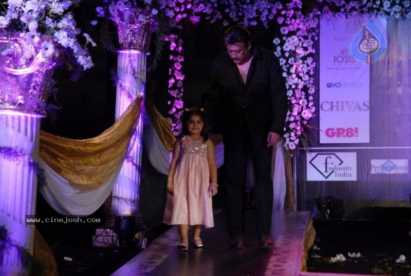 Bollywood Stars walk The Ramp For Archana Kochhar  - 32 / 49 photos