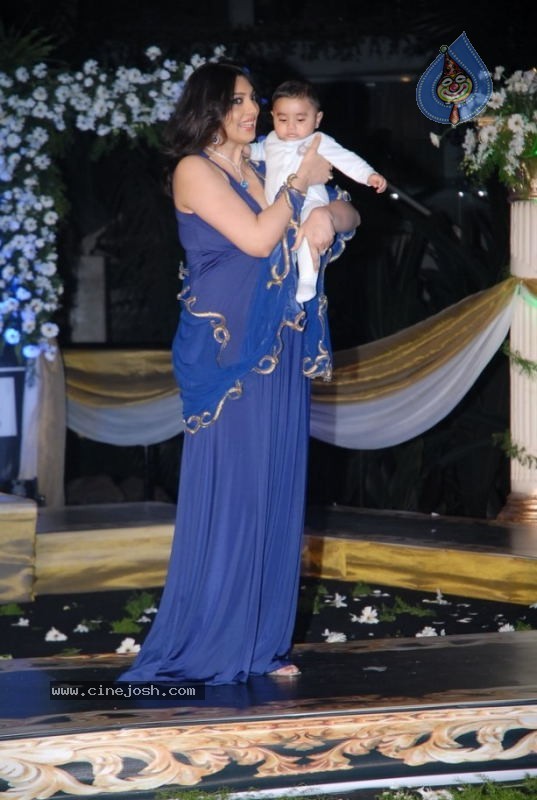 Bollywood Stars walk The Ramp For Archana Kochhar  - 35 / 49 photos