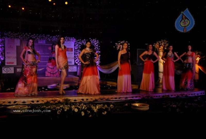 Bollywood Stars walk The Ramp For Archana Kochhar  - 38 / 49 photos