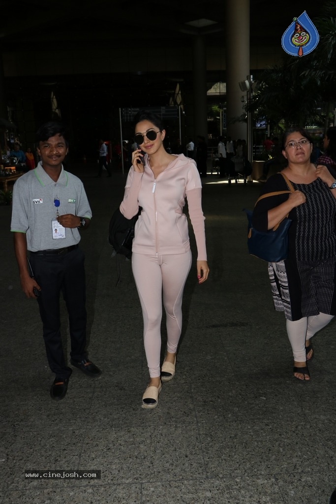 Bollywood Top Actresses Spotted at Airport - 30 / 42 photos