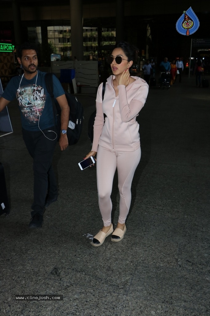 Bollywood Top Actresses Spotted at Airport - 31 / 42 photos