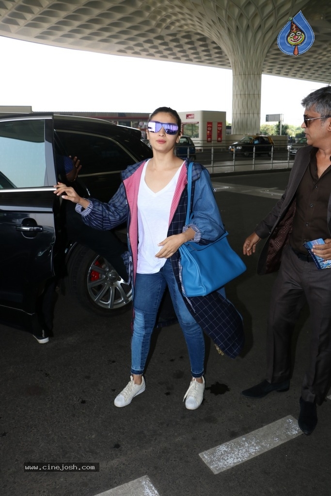 Bollywood Top Actresses Spotted at Airport - 32 / 42 photos