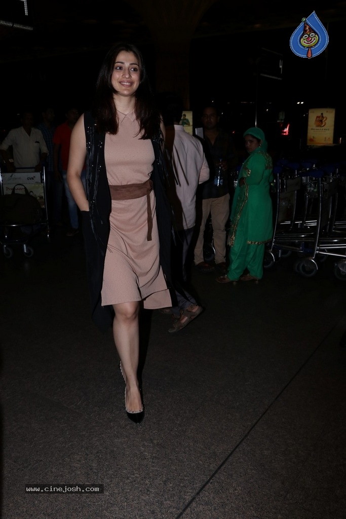 Bollywood Top Actresses Spotted at Airport - 38 / 42 photos