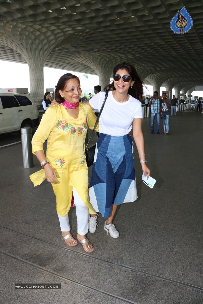 Bollywood Top Actresses Spotted at Airport - 42 / 42 photos