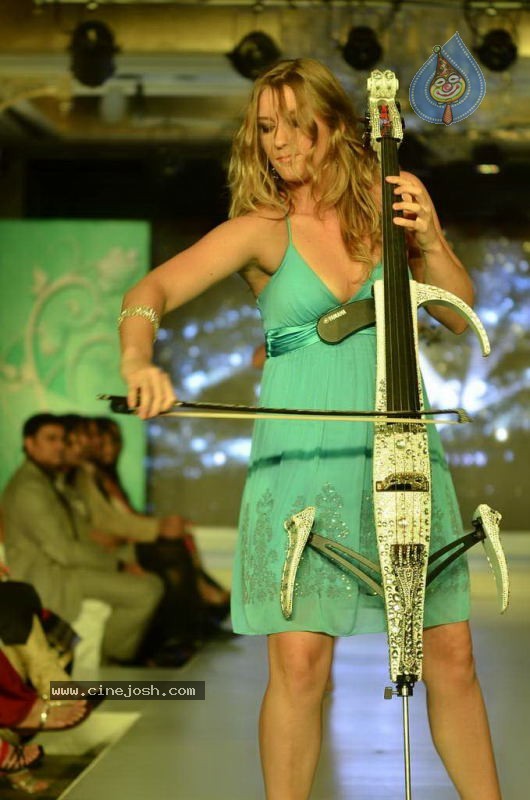 Bollywood Top Models at Rose Fashion Show - 23 / 154 photos