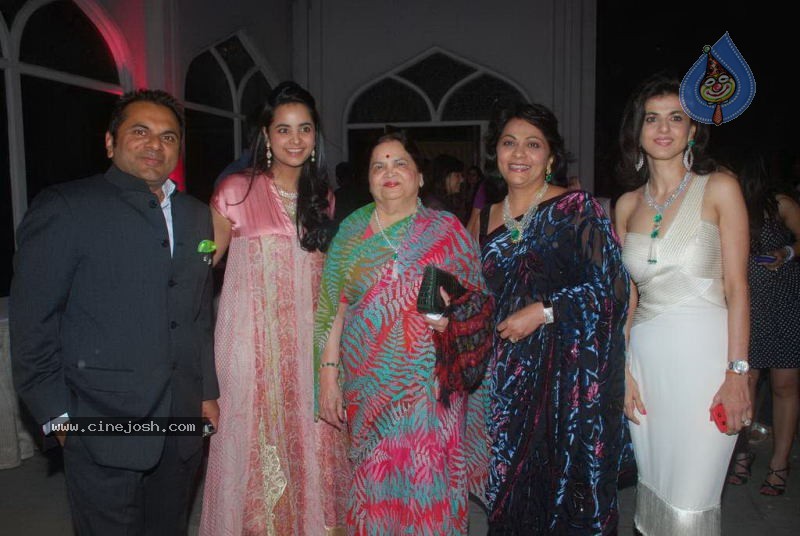 Bollywood Top Models at Rose Fashion Show - 29 / 154 photos