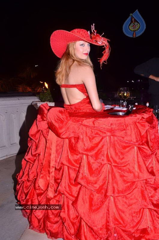 Bollywood Top Models at Rose Fashion Show - 36 / 154 photos