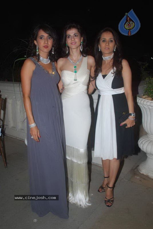 Bollywood Top Models at Rose Fashion Show - 63 / 154 photos