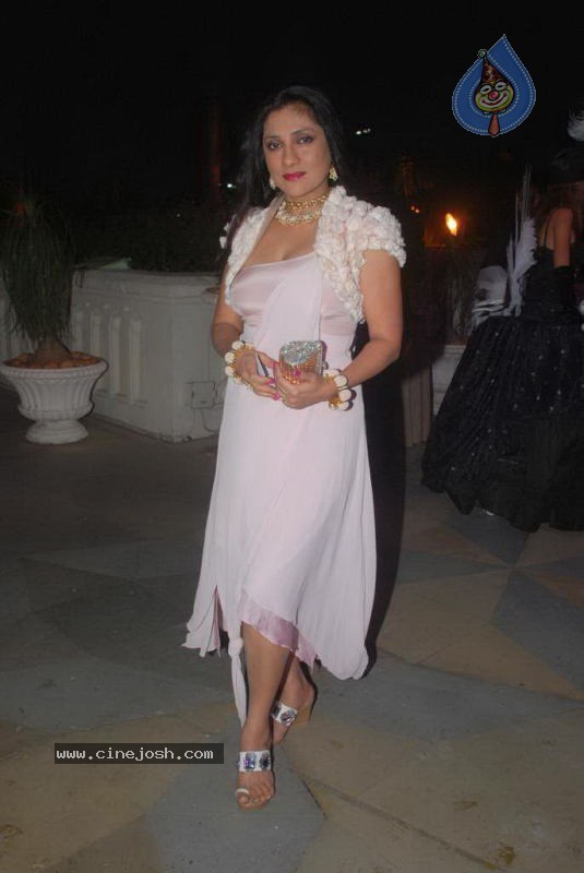 Bollywood Top Models at Rose Fashion Show - 76 / 154 photos