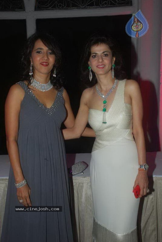 Bollywood Top Models at Rose Fashion Show - 112 / 154 photos