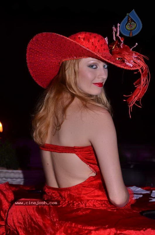 Bollywood Top Models at Rose Fashion Show - 116 / 154 photos