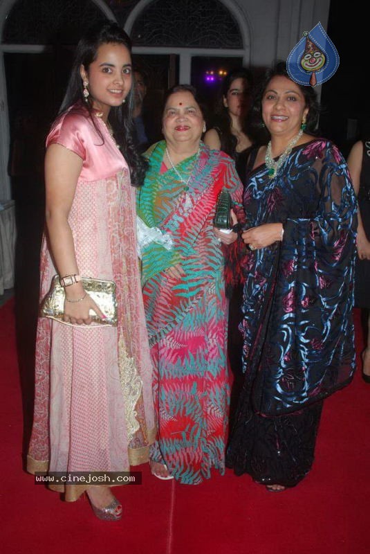 Bollywood Top Models at Rose Fashion Show - 131 / 154 photos