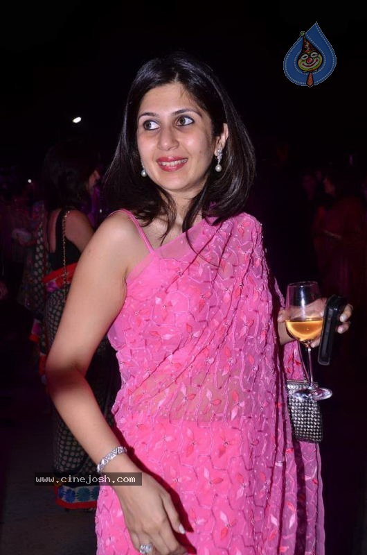 Bollywood Top Models at Rose Fashion Show - 135 / 154 photos