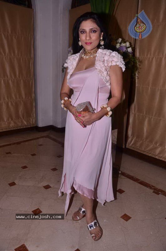 Bollywood Top Models at Rose Fashion Show - 144 / 154 photos