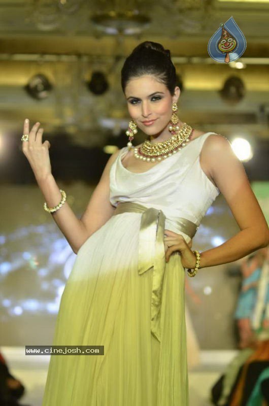 Bollywood Top Models at Rose Fashion Show - 145 / 154 photos