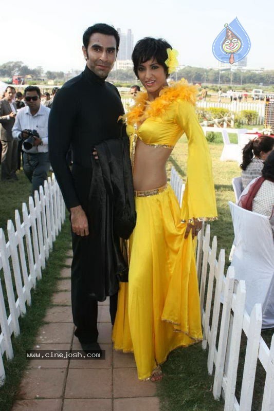 Bollywood Top Models at SIPL Race - 14 / 45 photos