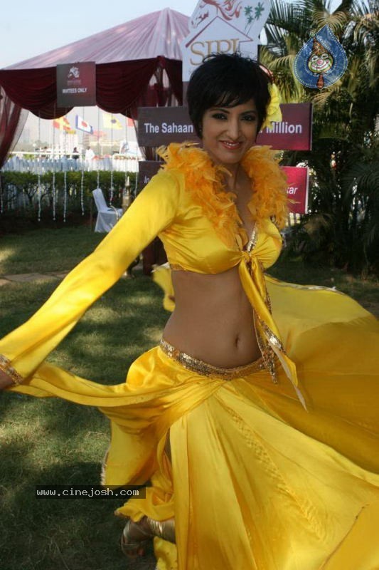 Bollywood Top Models at SIPL Race - 20 / 45 photos