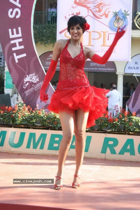 Bollywood Top Models at SIPL Race - 23 / 45 photos