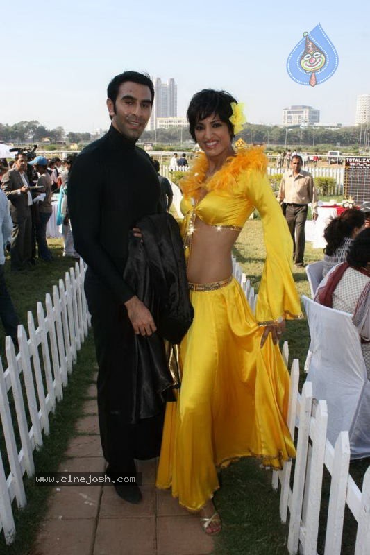 Bollywood Top Models at SIPL Race - 28 / 45 photos