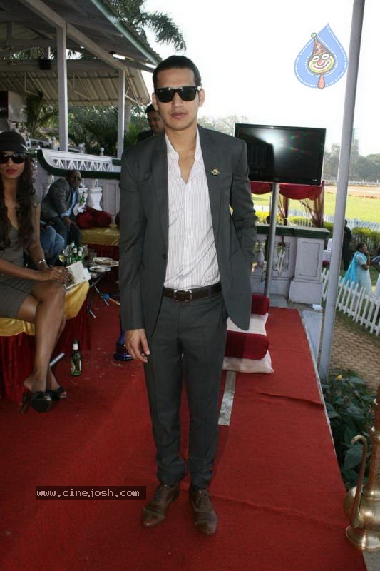 Bollywood Top Models at SIPL Race - 29 / 45 photos