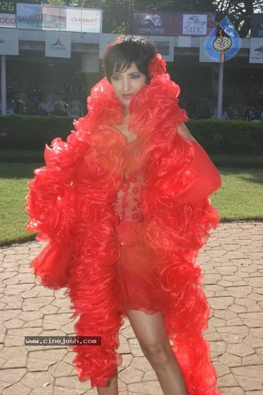 Bollywood Top Models at SIPL Race - 38 / 45 photos