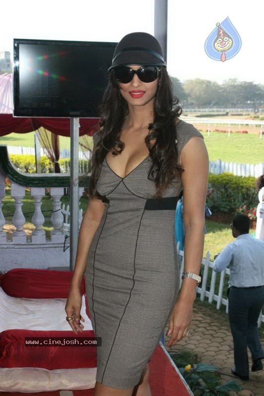 Bollywood Top Models at SIPL Race - 41 / 45 photos