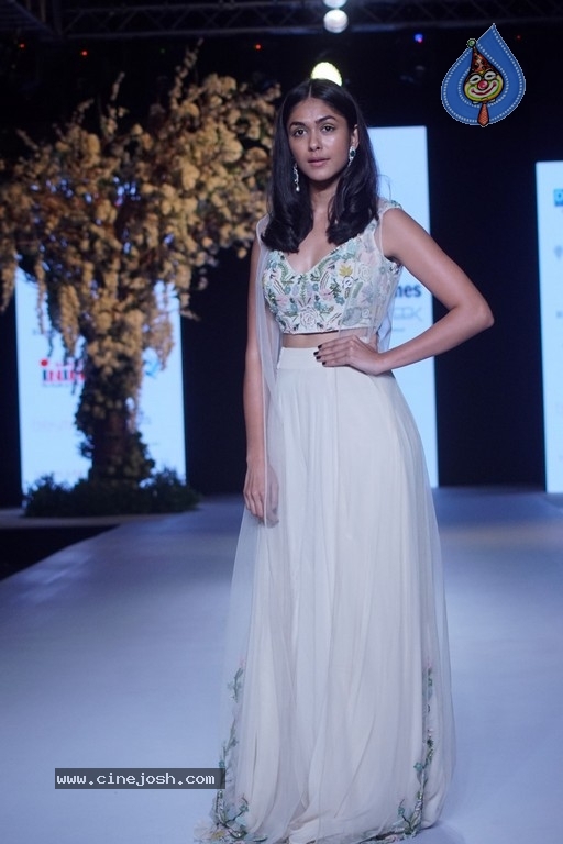 Bombay Times Fashion Week - 10 / 52 photos