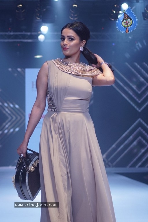 Bombay Times Fashion Week - 12 / 52 photos