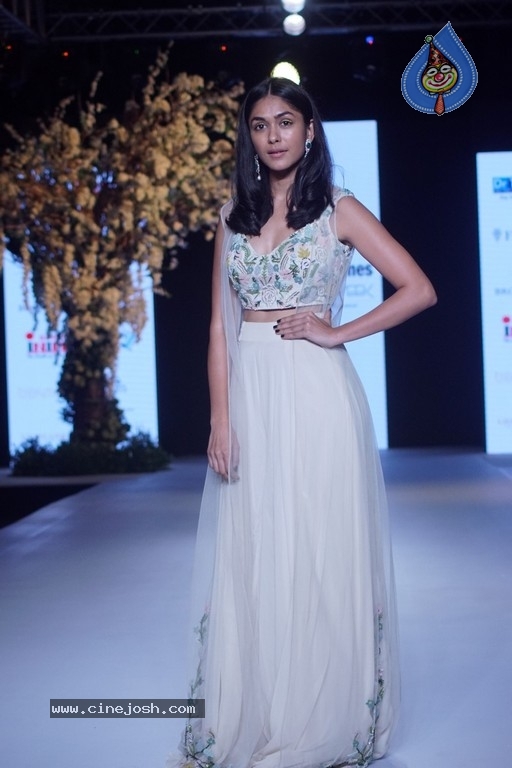 Bombay Times Fashion Week - 18 / 52 photos