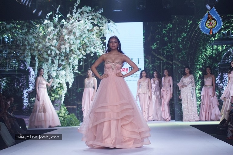 Bombay Times Fashion Week - 46 / 52 photos