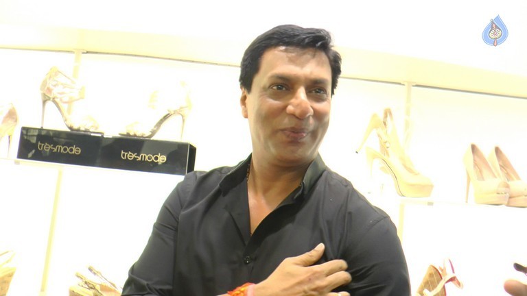 Calendar Girls at Glamorous Shopping Extravaganza - 2 / 27 photos