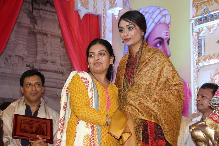 Calendar Girls Team at Andheri Cha Raja - 21 / 42 photos