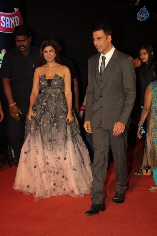 Celebrities at 22nd Annual Star Screen Awards - 70 / 82 photos