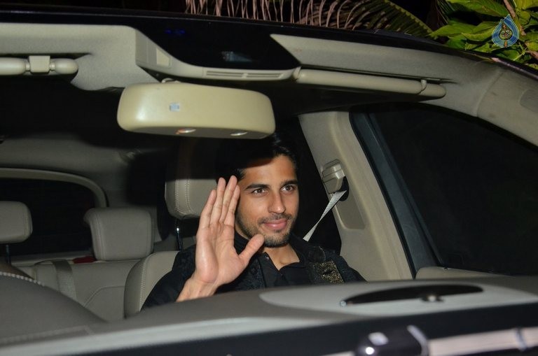 Celebrities at Akshay Kumar Hosted Diwali Party 2015  - 37 / 42 photos