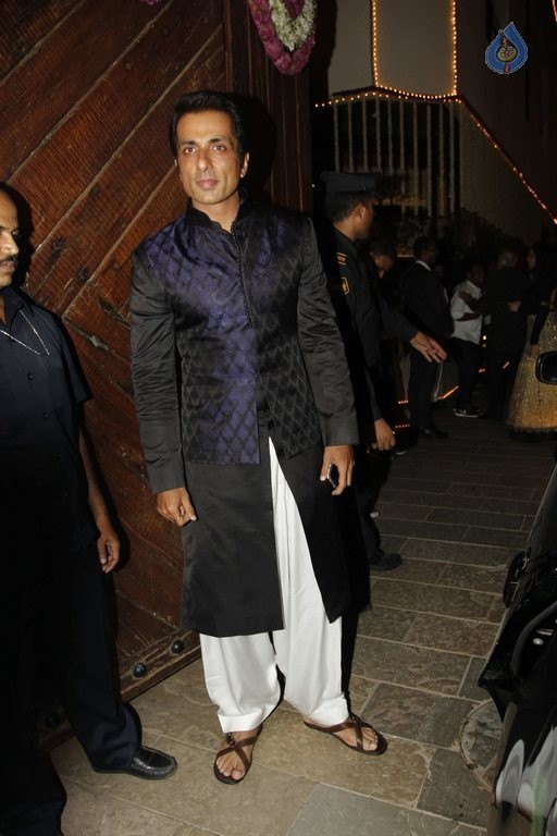 Celebrities at Amitabh Bachchan Hosted Diwali 2015 Party 1 - 42 / 106 photos