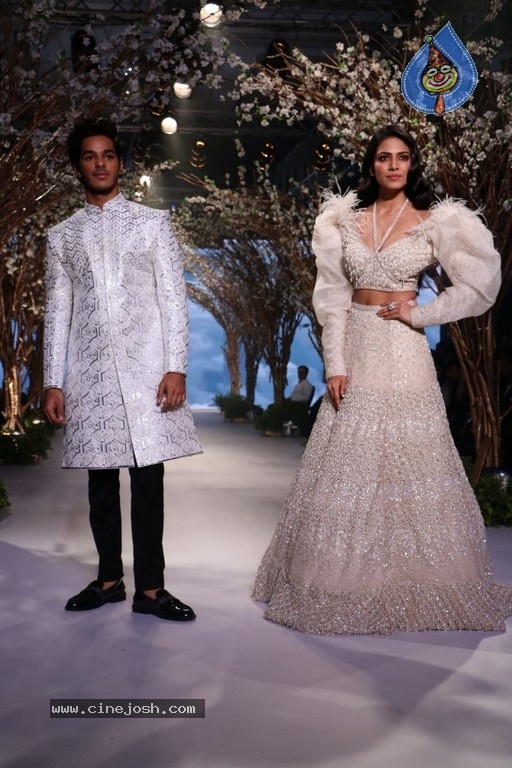 Celebrities at Bombay Times Fashion Week - 52 / 55 photos