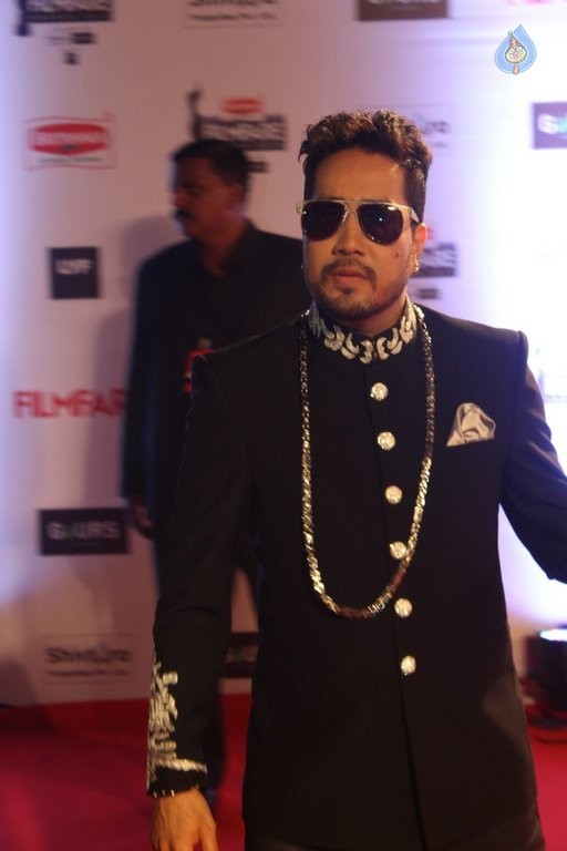 Celebrities at Filmfare 2016 Awards 1 - 7 / 84 photos