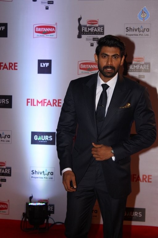 Celebrities at Filmfare 2016 Awards 1 - 16 / 84 photos
