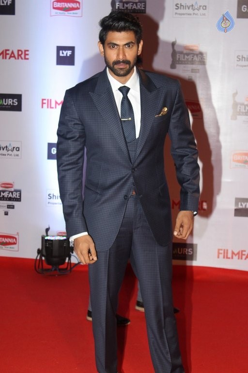 Celebrities at Filmfare 2016 Awards 1 - 38 / 84 photos