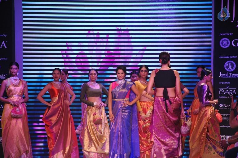 Celebrities at IIJW 2015 Show - 26 / 102 photos