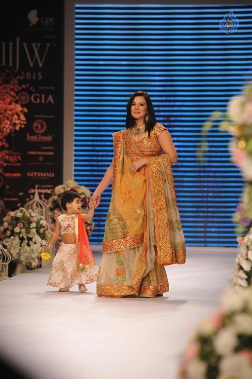 Celebrities at IIJW 2015 Show - 28 / 102 photos