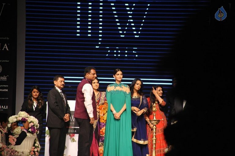 Celebrities at IIJW 2015 Show - 30 / 102 photos