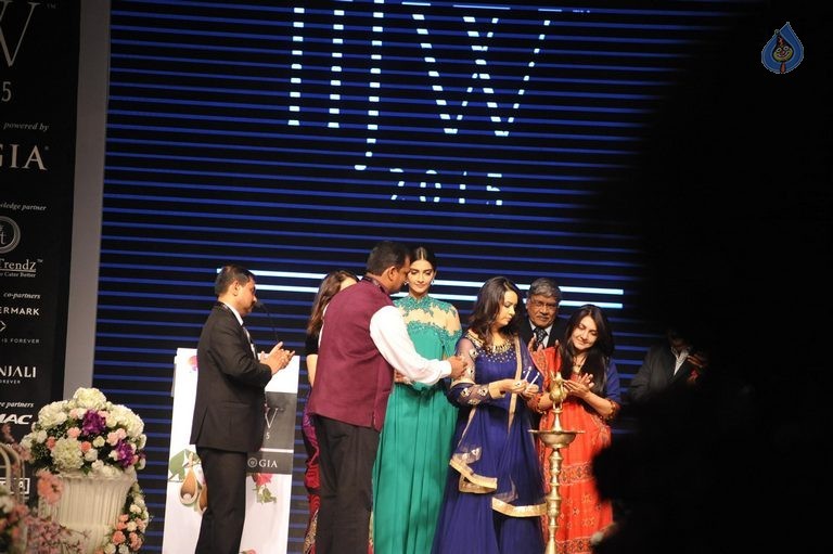 Celebrities at IIJW 2015 Show - 35 / 102 photos