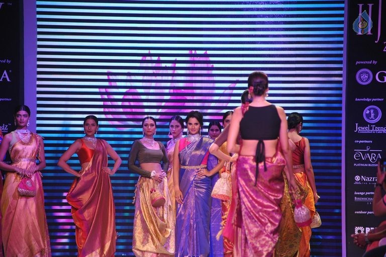 Celebrities at IIJW 2015 Show - 38 / 102 photos