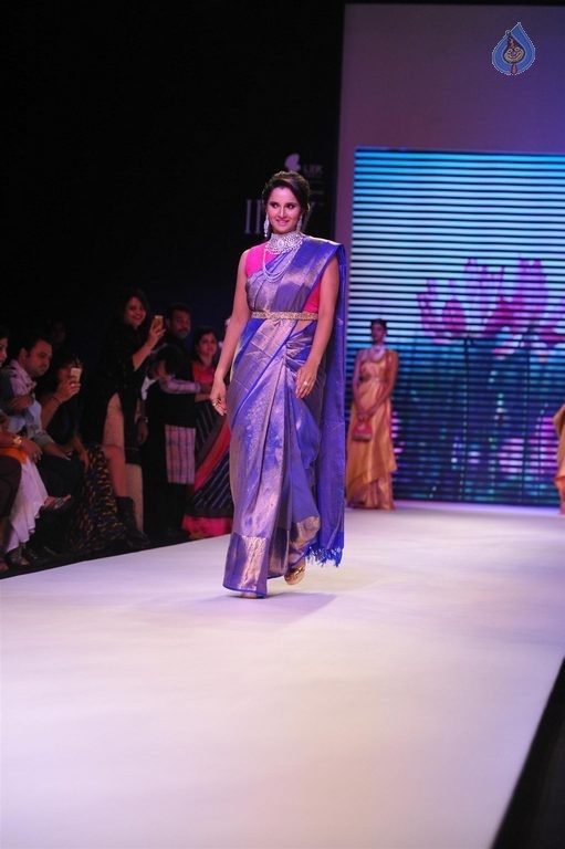 Celebrities at IIJW 2015 Show - 43 / 102 photos